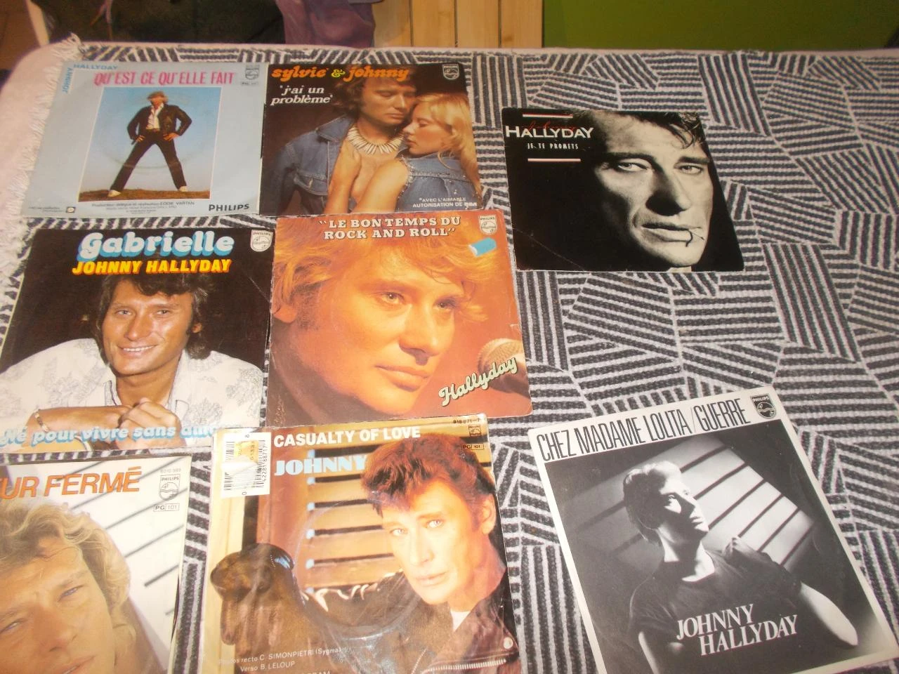 Magnífico lote de 60 discos de vinilo de 45 rpm (sencillos / EP) de Johnny Hallyday. – photo 20